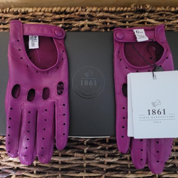 Women's Leather Driving Gloves in Hot Pink - Picture 1 of 3